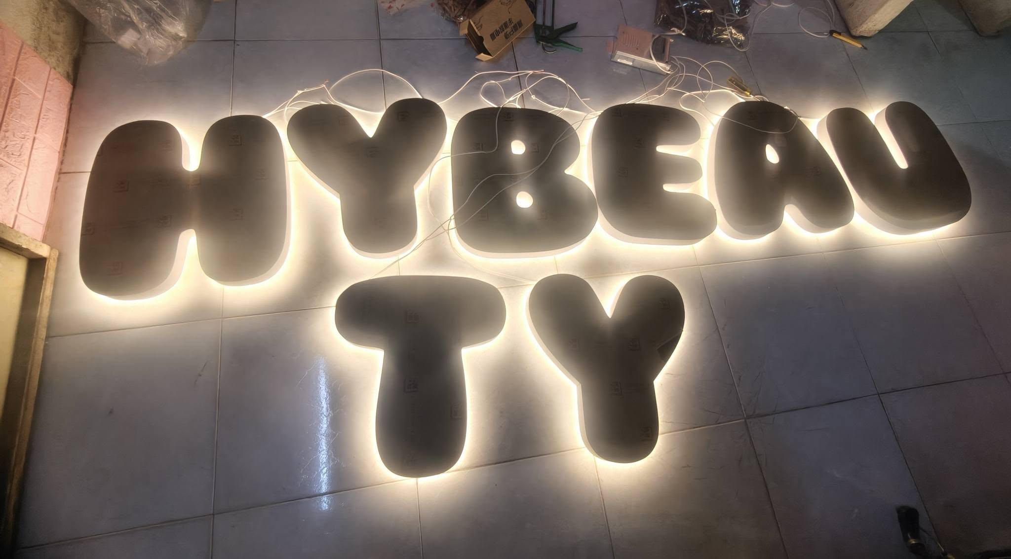 HYBEAUTY — thử ánh sáng hắt chân của bộ chữ tại xưởng.