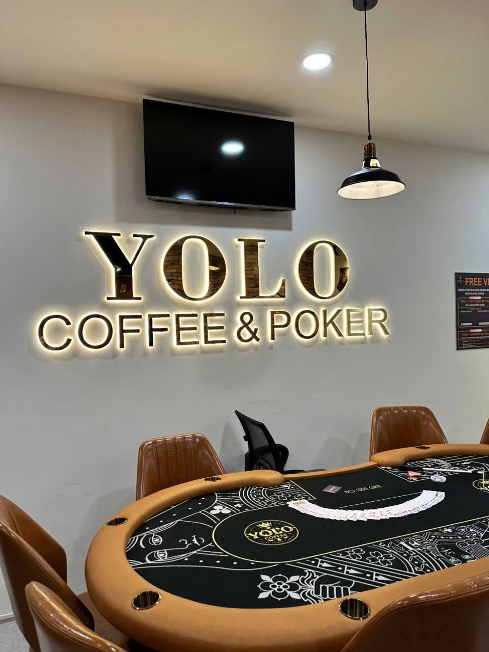 YOLO — góc cận bộ chữ nổi, làm rõ hiệu ứng LED hắt chân.
