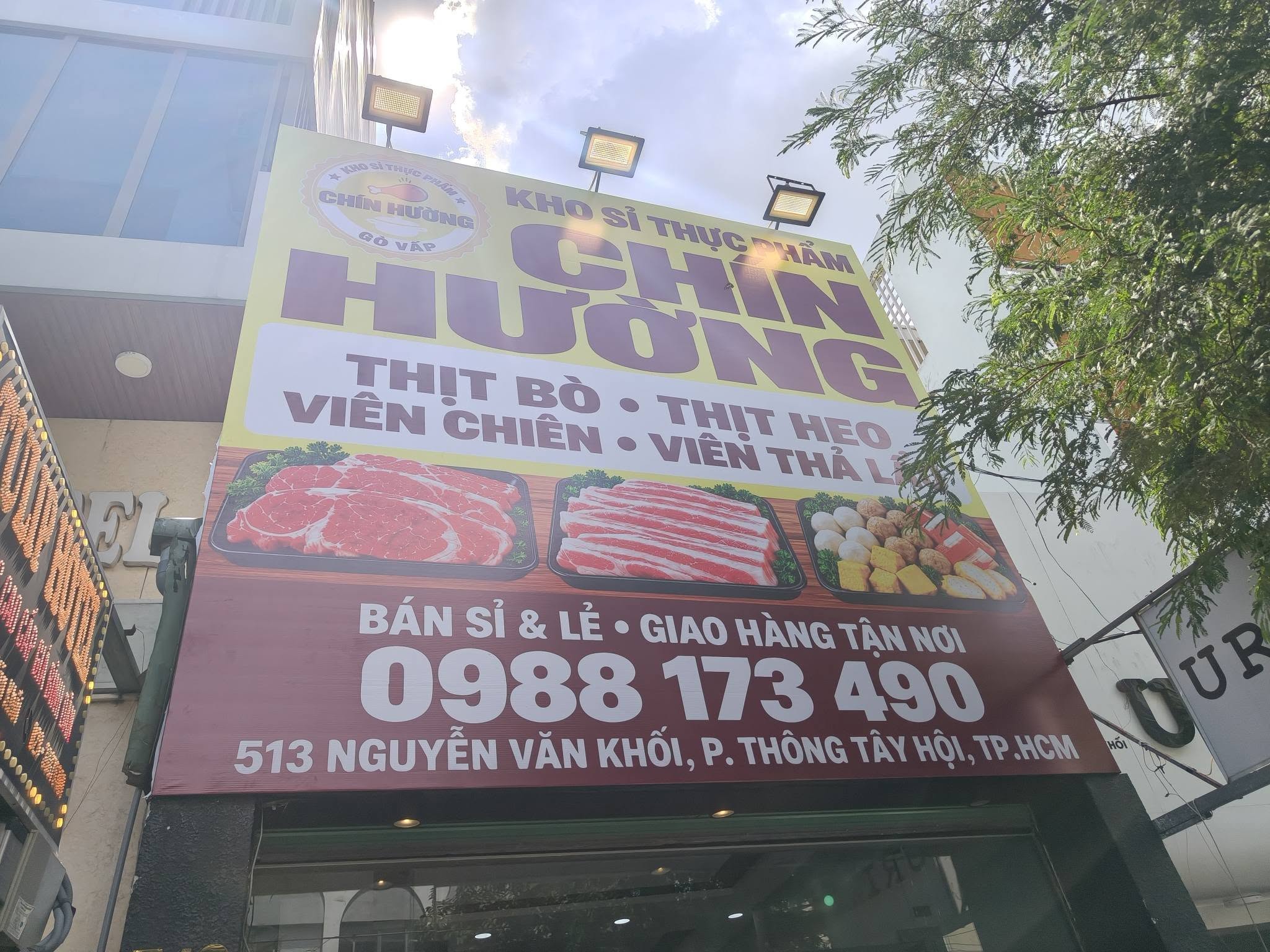 Thực phẩm Chín Hường — bảng mặt tiền hoàn thiện, kết hợp đèn chiếu ngoài.