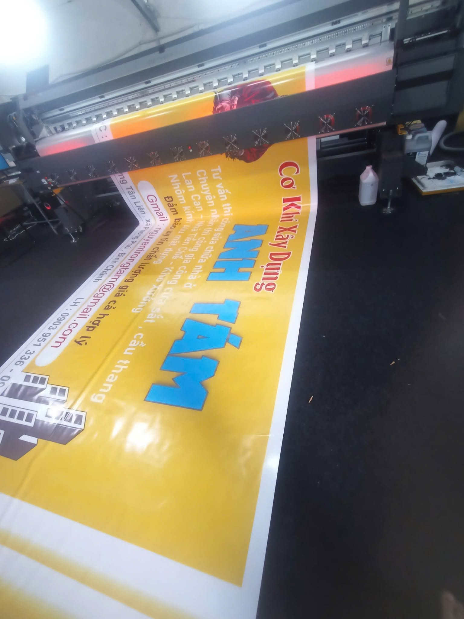 Cơ khí xây dựng Anh Tám — công đoạn in mặt bạt tại xưởng.