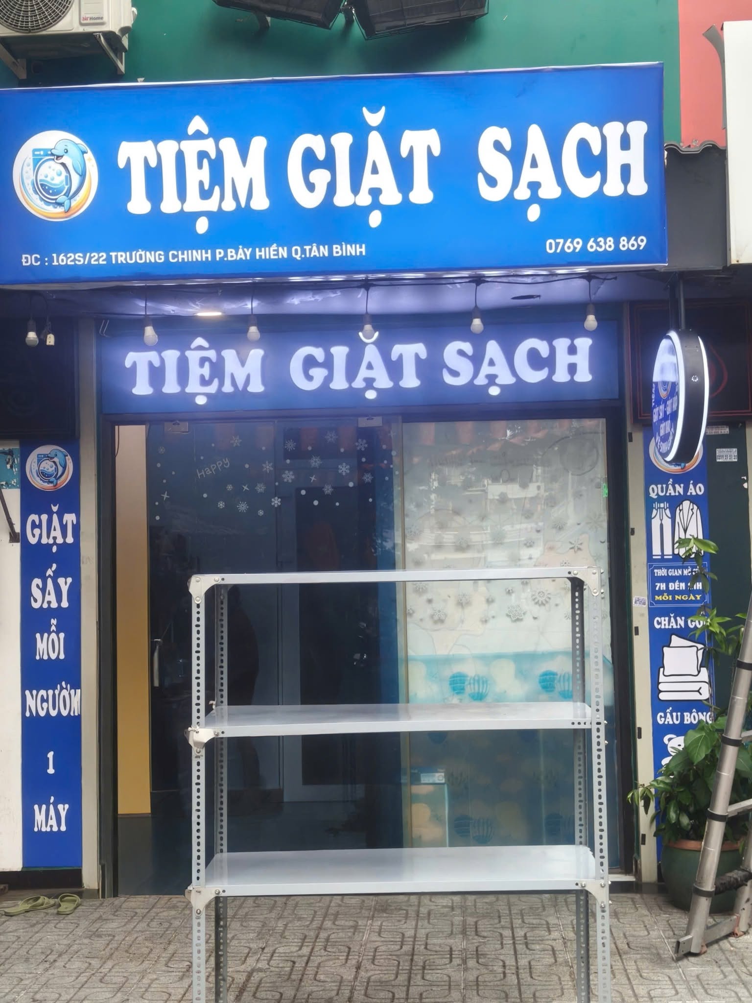 Tiệm Giặt Sạch — bộ bảng hiệu thể hiện tên tiệm và các dịch vụ giặt sấy.