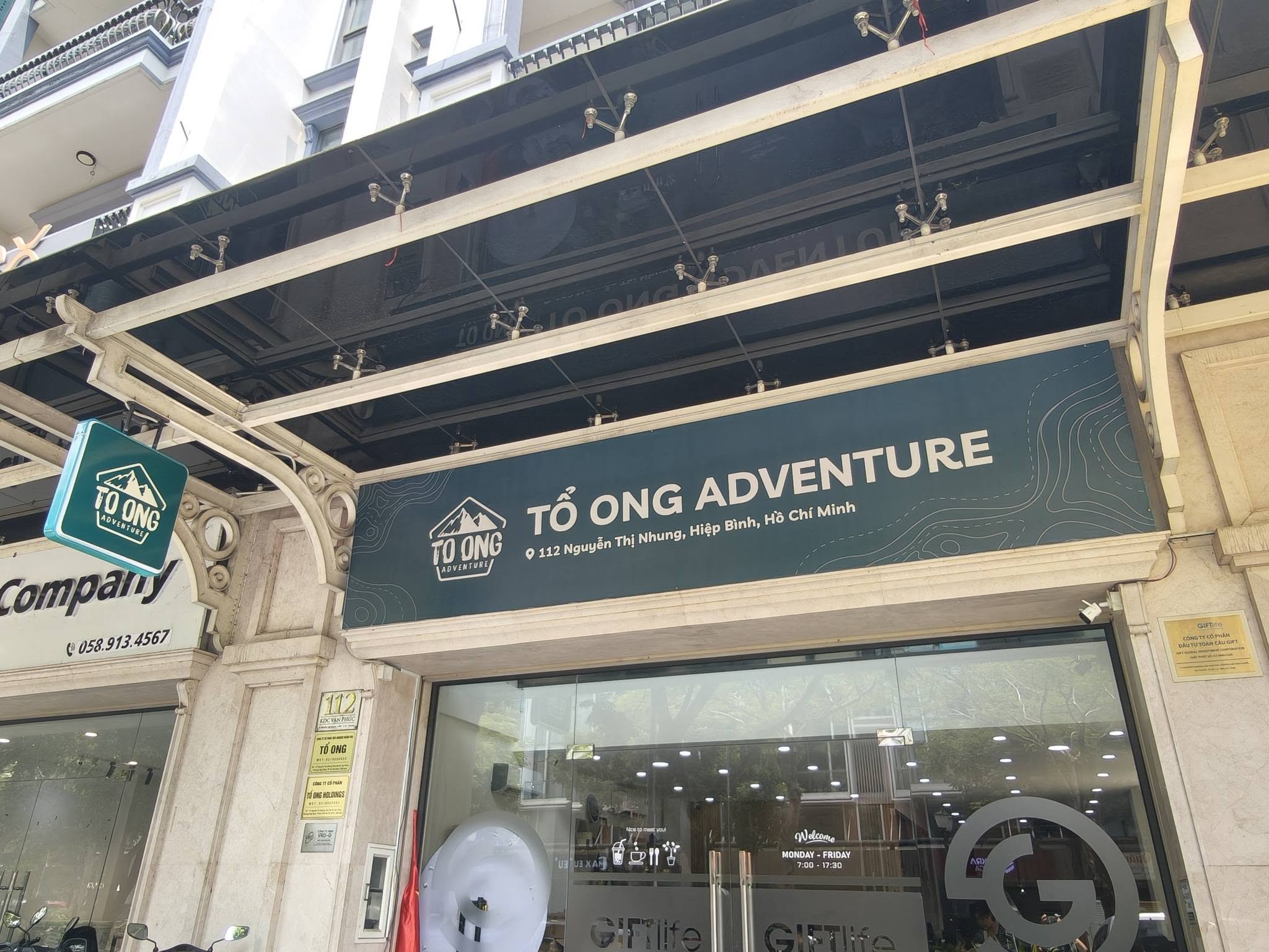 Tổ Ong Adventure — góc mặt tiền sau khi hoàn thiện bảng hiệu.