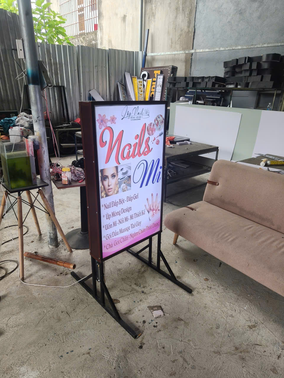 Nails Mi — hộp đèn chân đứng, mặt in nội dung dịch vụ.