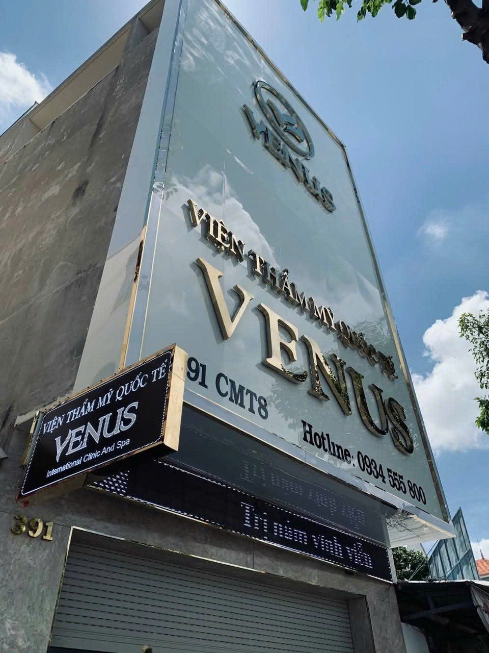 Venus — biển vẫy kết hợp nhận diện mặt tiền.