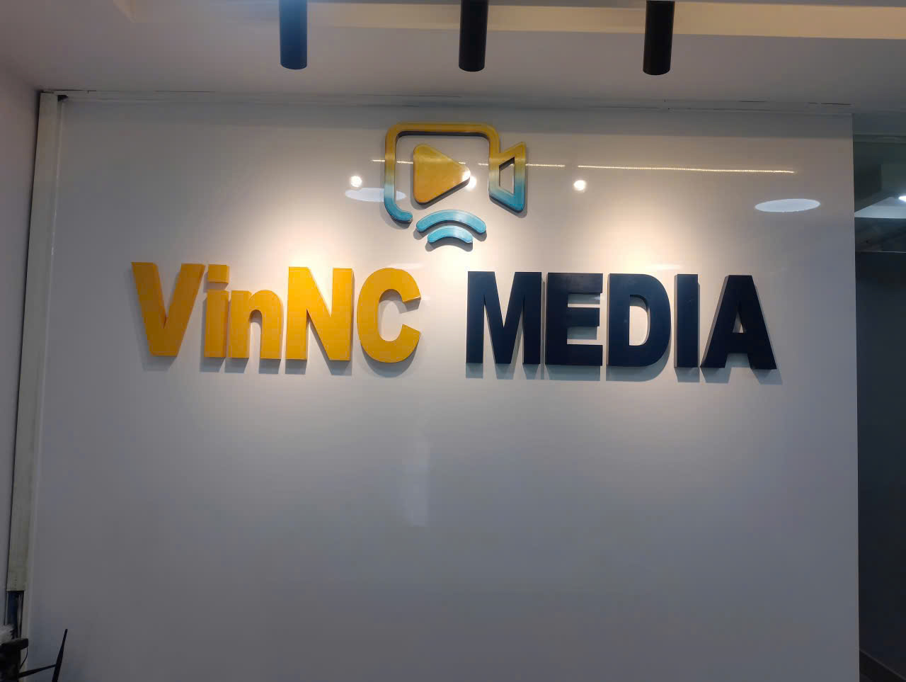 Thi công Logo & chữ nổi Mica cho VINNC MEDIA – 3 ảnh nhận diện trong và ngoài văn phòng